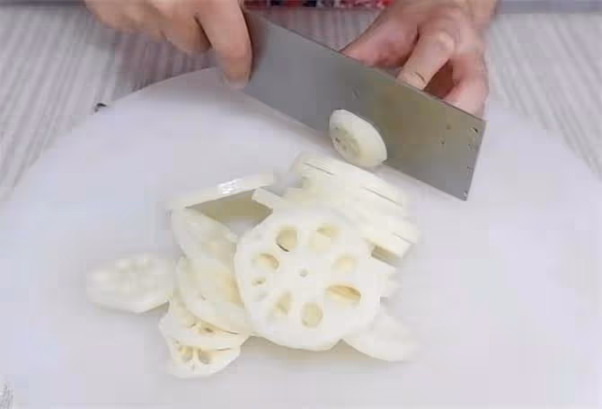 教你香辣藕片的靠譜做法,煮藕拌料是關鍵,學會了也能在家自己做