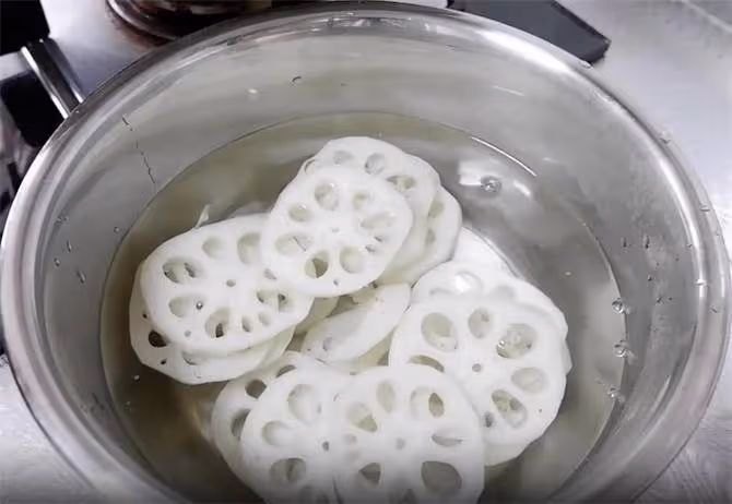 教你香辣藕片的靠譜做法,煮藕拌料是關鍵,學會了也能在家自己做