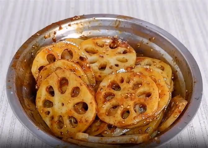 教你香辣藕片的靠譜做法,煮藕拌料是關鍵,學會了也能在家自己做