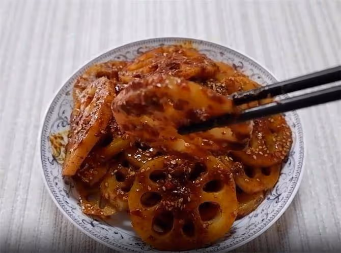教你香辣藕片的靠譜做法,煮藕拌料是關鍵,學會了也能在家自己做