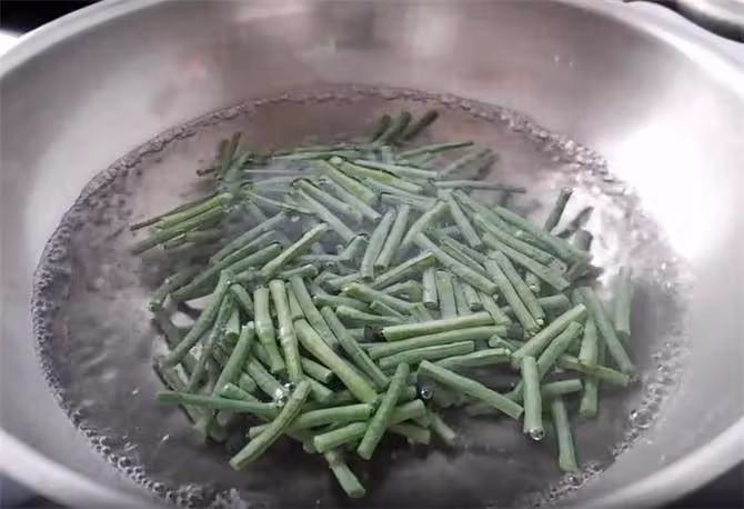 秋天不想炒菜,試試這道麻醬豆角,簡單易做濃香好吃,收藏了