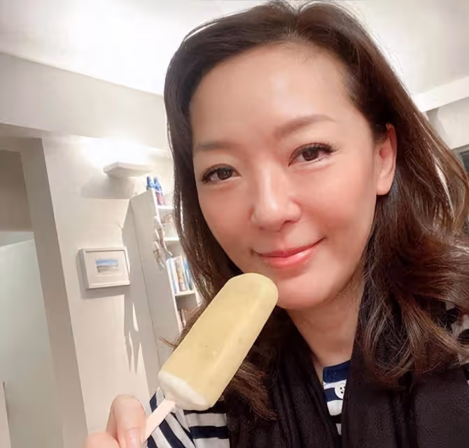 TVB知名女星為93歲老母慶生!壽星狀態佳,被曝愛打扮還塗指甲油