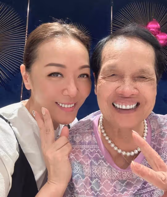 TVB知名女星為93歲老母慶生!壽星狀態佳,被曝愛打扮還塗指甲油