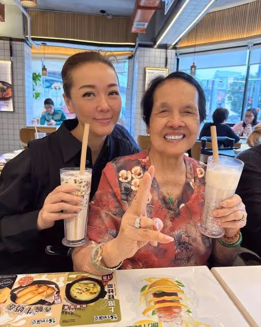 TVB知名女星為93歲老母慶生!壽星狀態佳,被曝愛打扮還塗指甲油