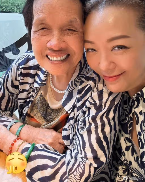 TVB知名女星為93歲老母慶生!壽星狀態佳,被曝愛打扮還塗指甲油