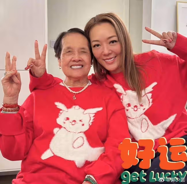 TVB知名女星為93歲老母慶生!壽星狀態佳,被曝愛打扮還塗指甲油