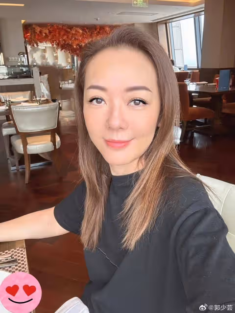 TVB知名女星為93歲老母慶生!壽星狀態佳,被曝愛打扮還塗指甲油
