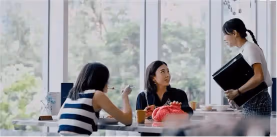 香港知名富婆,短劇中演自己,借錢被拒,網友熱評自娛自樂