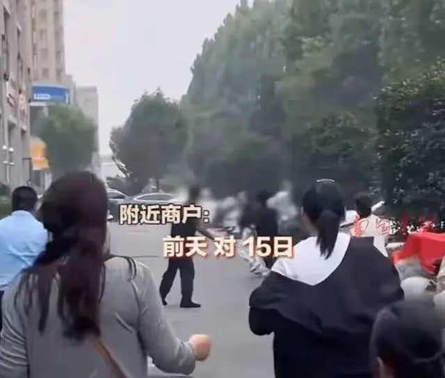 山東:兒子踹飛母親並踩踏後續:警察薅頭髮帶走,知情者曝內情