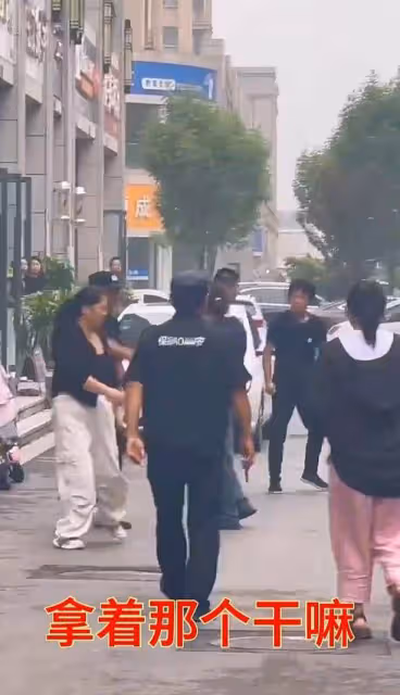 慣子如殺子!山東濟寧男孩當街暴打親媽,網友炸鍋!