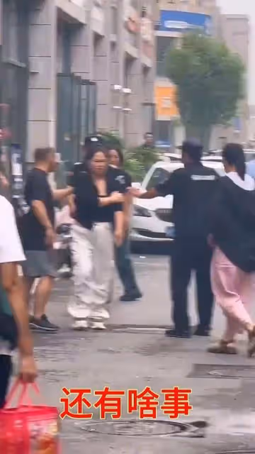 慣子如殺子!山東濟寧男孩當街暴打親媽,網友炸鍋!