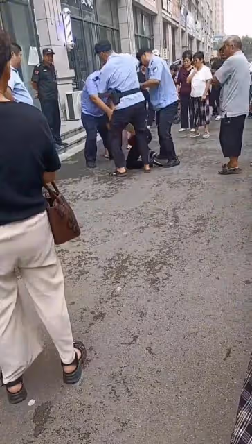 慣子如殺子!山東濟寧男孩當街暴打親媽,網友炸鍋!