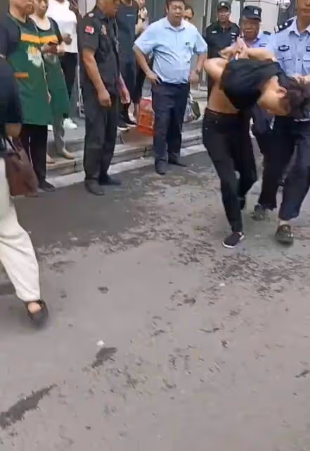 慣子如殺子!山東濟寧男孩當街暴打親媽,網友炸鍋!