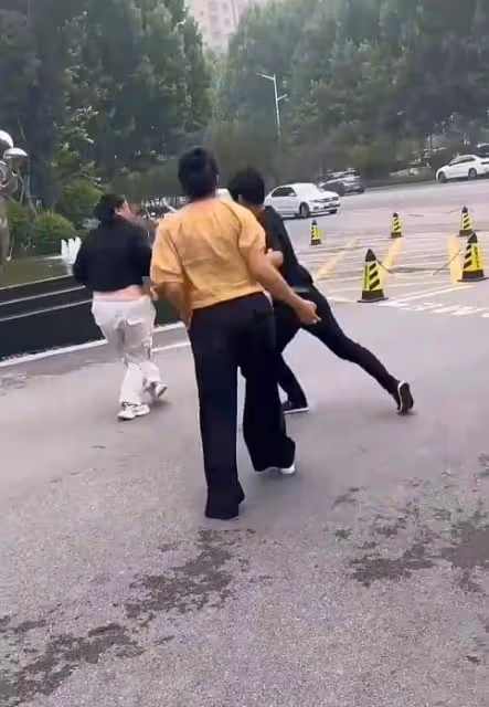 慣子如殺子!山東濟寧男孩當街暴打親媽,網友炸鍋!