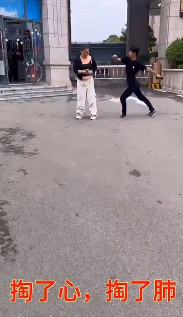 慣子如殺子!山東濟寧男孩當街暴打親媽,網友炸鍋!