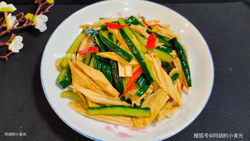 原來黃瓜和它炒更夠味,後悔現在才發現!大火快炒一盤,脆嫩十足、滿口好味