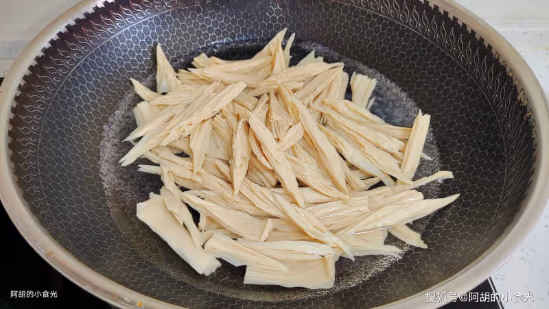 原來黃瓜和它炒更夠味,後悔現在才發現!大火快炒一盤,脆嫩十足、滿口好味