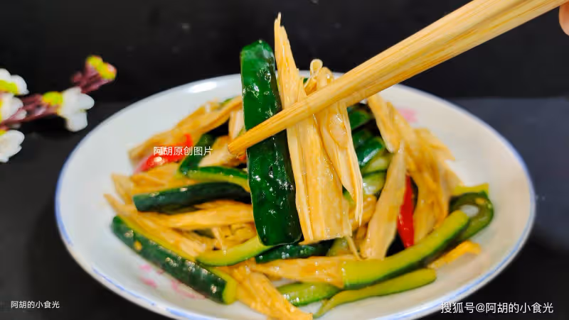 原來黃瓜和它炒更夠味,後悔現在才發現!大火快炒一盤,脆嫩十足、滿口好味
