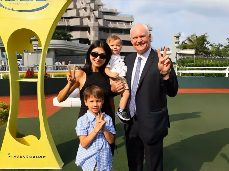 恭喜!香港女星婚姻跨過七年之癢,大24歲練馬師老公頭髮全白