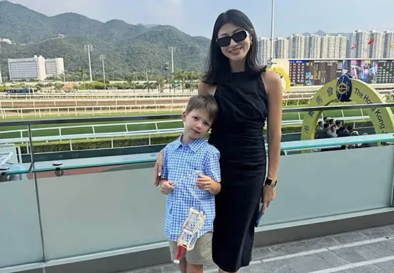 恭喜!香港女星婚姻跨過七年之癢,大24歲練馬師老公頭髮全白