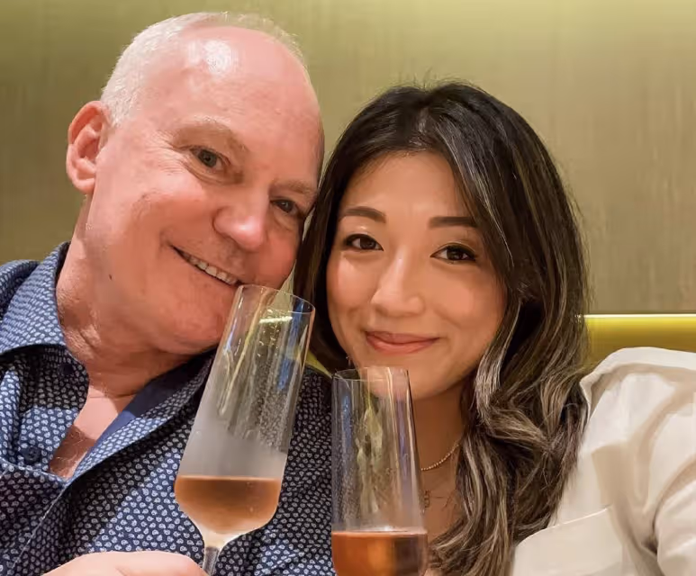 恭喜!香港女星婚姻跨過七年之癢,大24歲練馬師老公頭髮全白