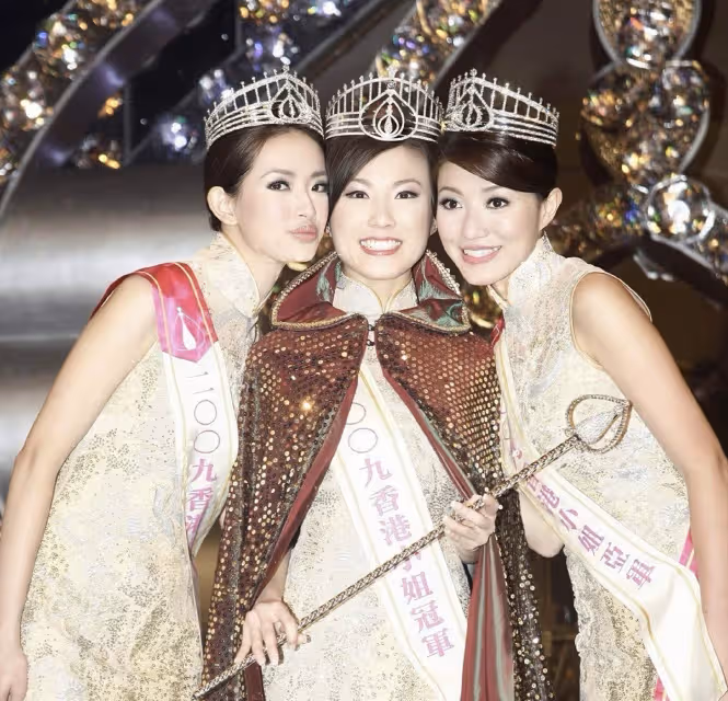 恭喜!香港女星婚姻跨過七年之癢,大24歲練馬師老公頭髮全白