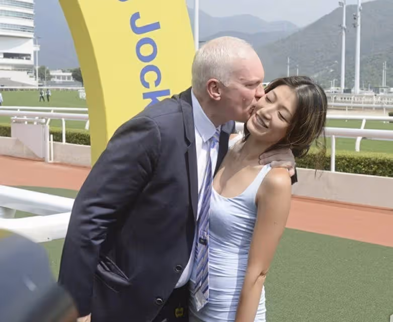 恭喜!香港女星婚姻跨過七年之癢,大24歲練馬師老公頭髮全白