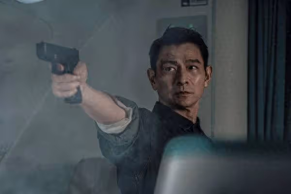 劉德華「單挑劫匪團」機上近身搏鬥! 《危機航線》抗暴徒救妻女