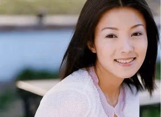 她靠兩首歌成春晚常客,18歲結婚生子,後與通緝犯同居4年,如今怎樣了?