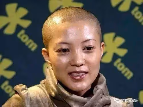 她靠兩首歌成春晚常客,18歲結婚生子,後與通緝犯同居4年,如今怎樣了?