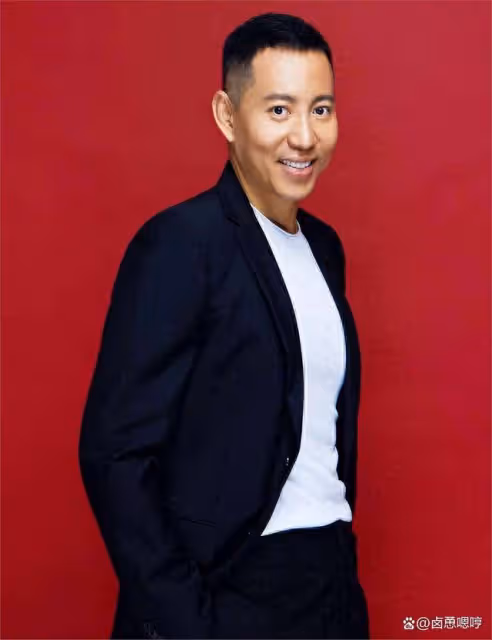 這個演員35歲拍戲墜馬癱瘓,女友挺大肚不離不棄照顧他8年,如今咋樣了?