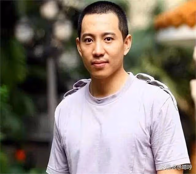 這個演員35歲拍戲墜馬癱瘓,女友挺大肚不離不棄照顧他8年,如今咋樣了?