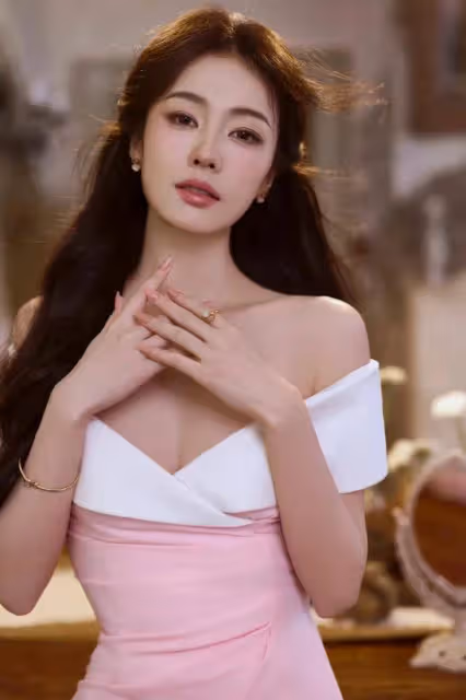 白鹿塗煙燻妝露出事業線！膚白貌美大長腿性感火辣