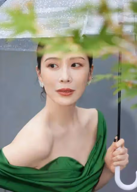 46歲海清疑似整容過度！面部表情僵硬跟劉曉慶神似？