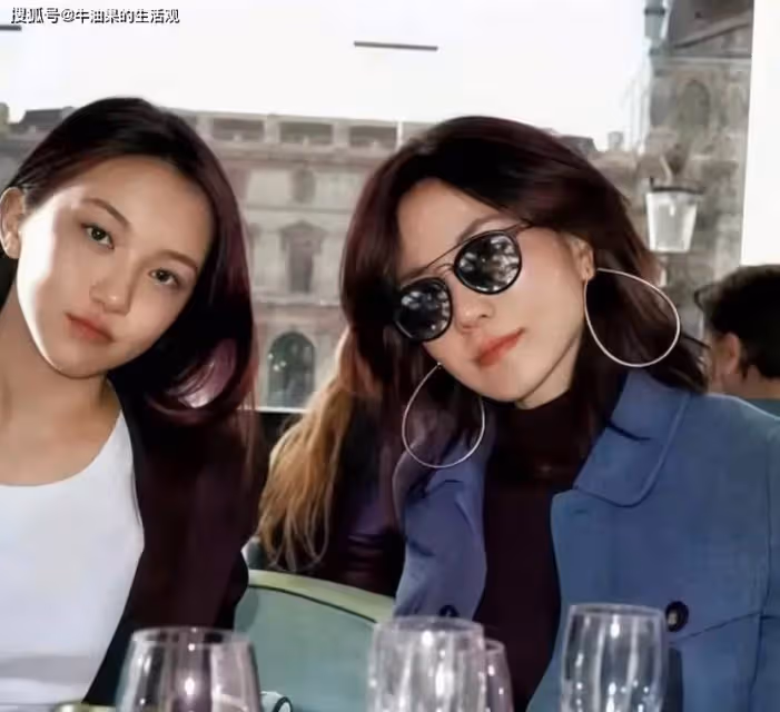 王菲送李嫣去英國留學，母女倆機場同框狀態好，女兒被誇女大十八變