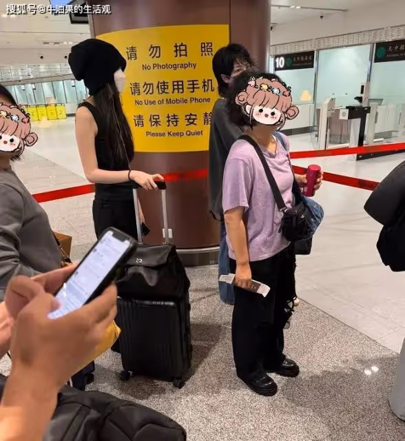 王菲送李嫣去英國留學，母女倆機場同框狀態好，女兒被誇女大十八變
