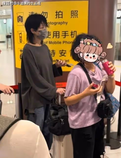 王菲送李嫣去英國留學，母女倆機場同框狀態好，女兒被誇女大十八變