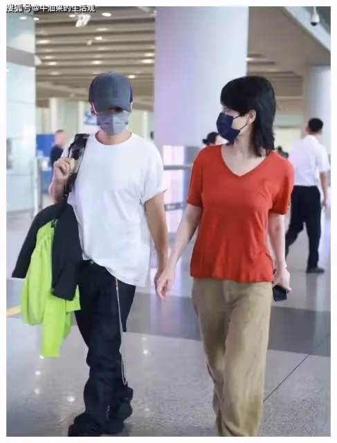 王菲送李嫣去英國留學，母女倆機場同框狀態好，女兒被誇女大十八變