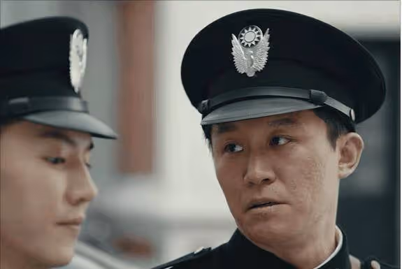 挑不起大梁硬要挑,拿真演員說質量,《暗夜與黎明》要跳著看