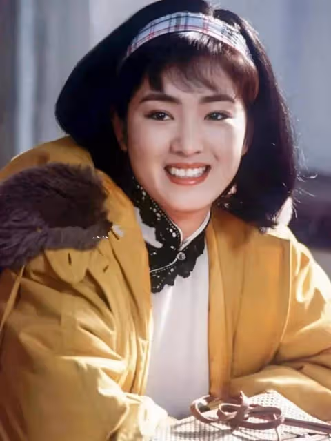 1994年的鞏俐,長得和山口百惠幾乎一樣,嫁得「理直氣壯」,活得「目中無人」