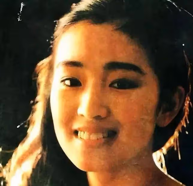 1994年的鞏俐,長得和山口百惠幾乎一樣,嫁得「理直氣壯」,活得「目中無人」