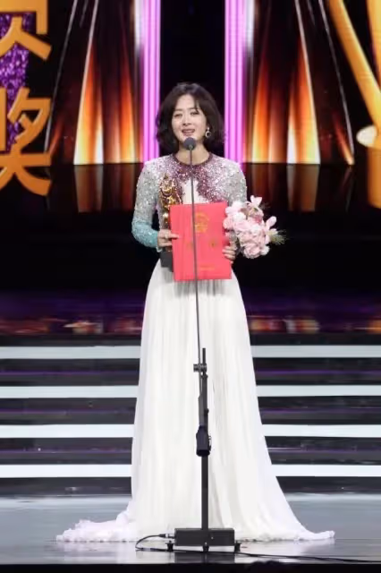 趙麗穎得飛天獎視後哭成淚人！雷佳音《人世間》再奪視帝