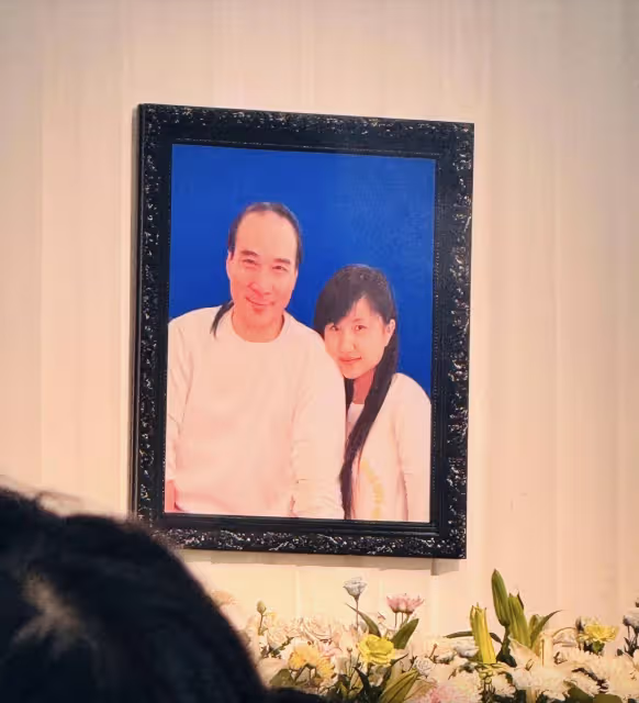 知名港星徐少強追悼會現場曝光!與妻子遺照矚目,多位圈中人到場