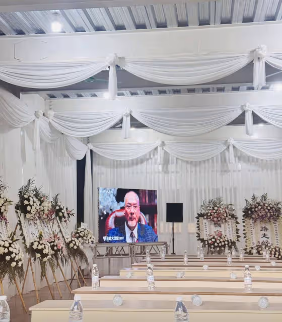 知名港星徐少強追悼會現場曝光!與妻子遺照矚目,多位圈中人到場