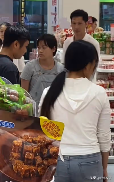 全紅嬋逛零食店,安保人員一直跟隨左右,你能看出誰是安保人員嗎