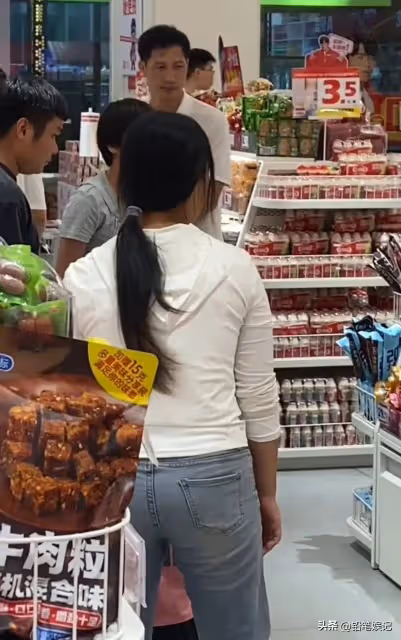 全紅嬋逛零食店,安保人員一直跟隨左右,你能看出誰是安保人員嗎