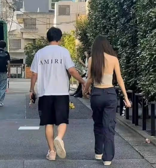 王思聰帶女伴抵達新加坡,現身豪華酒店狀態好,他變瘦了很多
