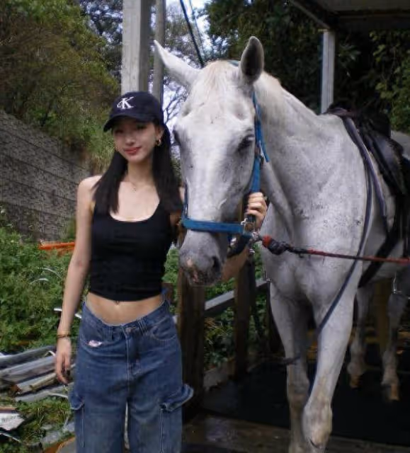 小S大女兒變胖了,深夜在荒地里秀身材,耳朵上打了6個耳釘