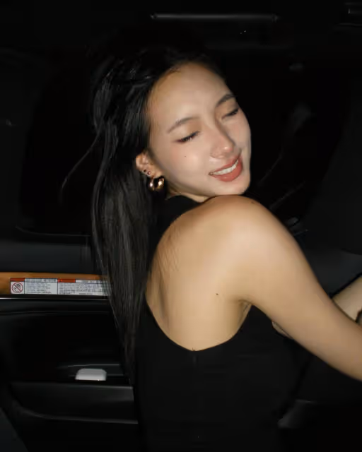 小S大女兒變胖了,深夜在荒地里秀身材,耳朵上打了6個耳釘