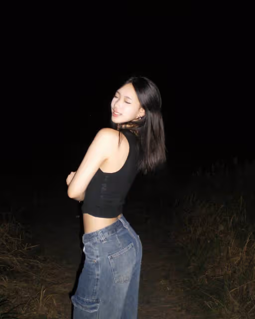 小S大女兒變胖了,深夜在荒地里秀身材,耳朵上打了6個耳釘